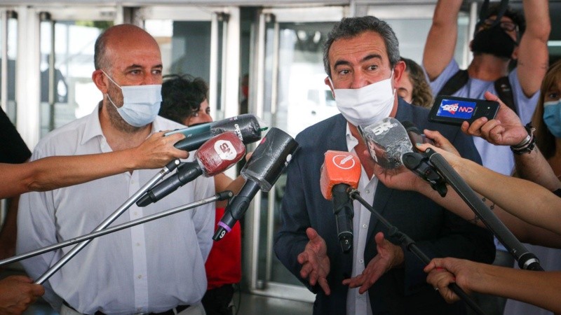 Javkin y Caruana en conferencia de prensa tras recibir las primeras dosis de la Vacuna.