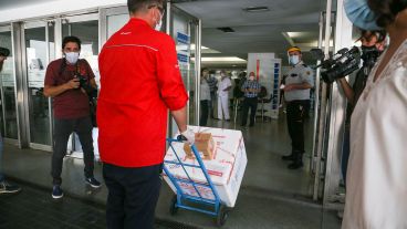 El arribo de las primeras dosis al Cemar de Rosario, donde las esperaba el intendente.