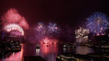 Los clásicos fuegos artificiales en Sidney, Australia.