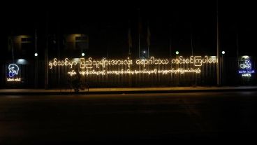 Calles tranquilas y con luces en la previa al año nuevo Birmania o Myanmar,.