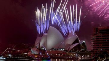 Los clásicos fuegos artificiales en Sidney, Australia.