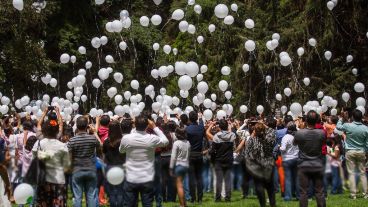 Buscan que los globos blancos se transformen en un homenaje a los fallecidos por coronavirus.