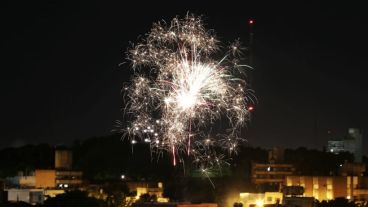 Los fuegos artificiales se observaron en el centro de la ciudad de Rosario.