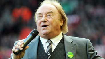 Gerry Marsden en una interpretación de "You'll Never Walk Alone", himno de la hinchada del Liverpool.