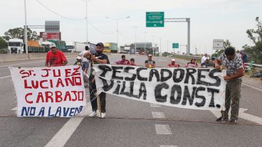 Pescadores recurren al piquete para que los dejen trabajar.