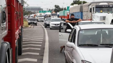 Pescadores recurren al piquete para que los dejen trabajar.