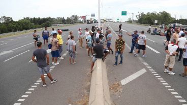 Pescadores recurren al piquete para que los dejen trabajar.