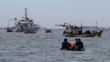 Los equipos de rescate buscan restos del avión que se precipitó.