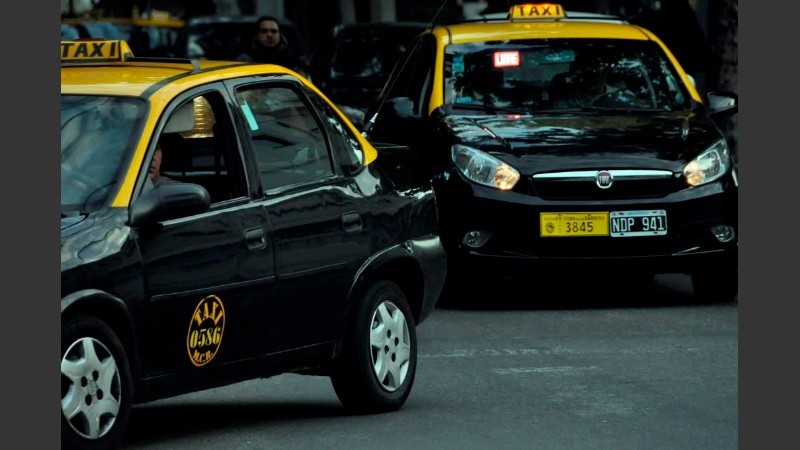 Taxistas reclaman ser vacunados contra el covid. 