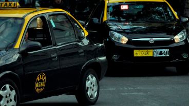 Taxistas reclaman ser vacunados contra el covid.