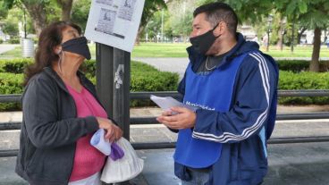 Los agentes municipales conversaron con los usuarios del transporte en la Plaza Sarmiento.