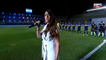 Antes de la presentación, la banda de rock de futbolistas entonaron "La mano de Dios".