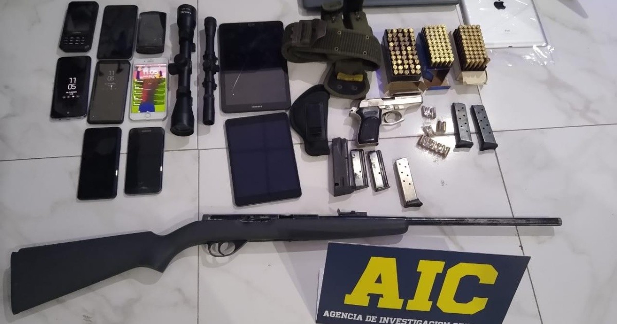 They raid and arrest a man who had an arsenal in the southern area: they seized weapons, sights and ammunition