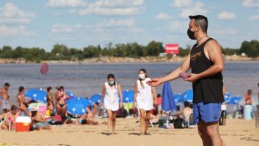 La "nueva normalidad" en las playas rosarinas.