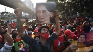 Seguidores de la líder de Myanmar Aung San Suu Kyi se manifiestan en la embajada de Myanmar en Bangkok tras el golpe de Estado.