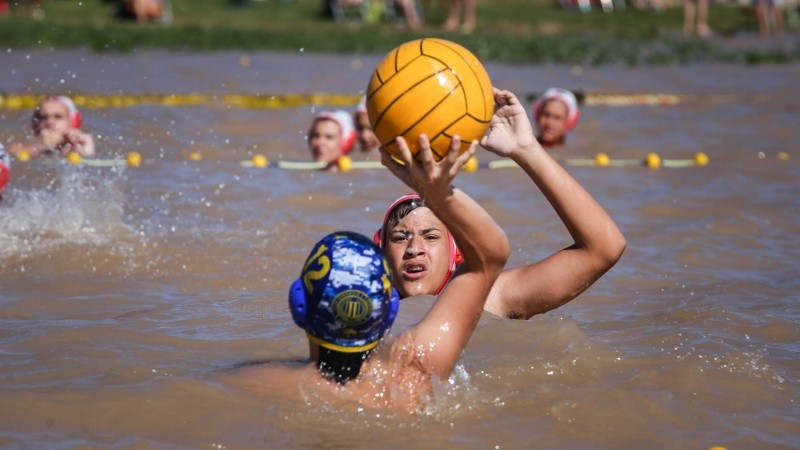 El primer encuentro de waterpolo en el río Paraná se realizó este fin de semana.