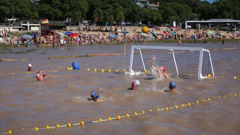 El primer encuentro de waterpolo en el río Paraná se realizó este fin de semana.