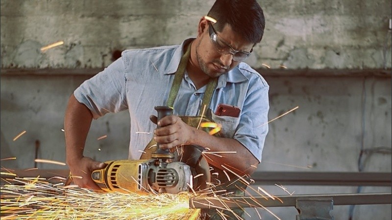 Orientado a la formación de jóvenes para lograr la inserción en el mundo del trabajo.