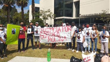 El reclamo de amigos y familiares frente a la sede del Poder Judicial local.