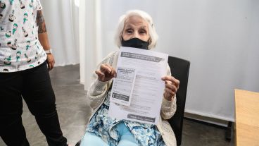 Amelia Montero, a sus 96 años, fue vacunada en el Centro de Distrito Noroeste.