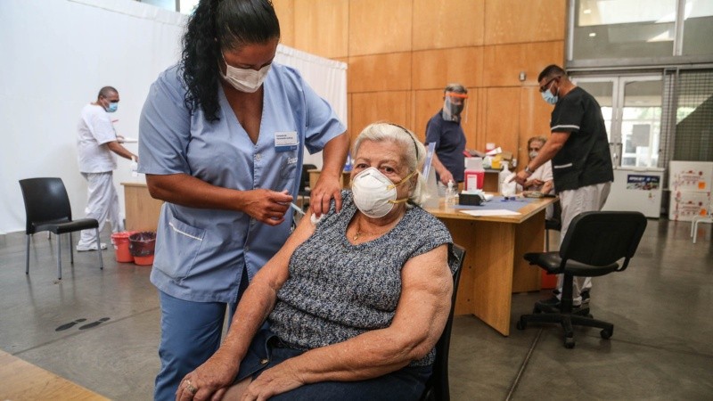 La vacunación de adultos mayores en el distrito Noroeste este miércoles.