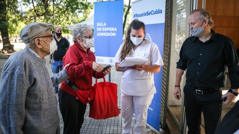 Desde la Secretaría de Salud recomendaron a quienes hayan sido notificados concurran 15 minutos antes del horario con DNI..