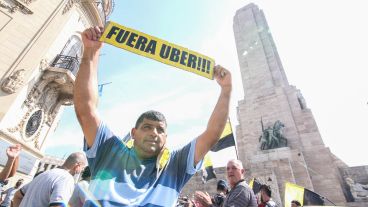 La ruidosa protesta de los taxistas frente al Palacio Vasallo.