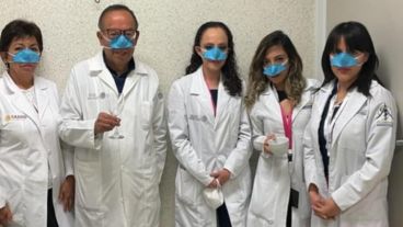 La mascarilla nasal inclusive puede colocarse abajo del barbijo.