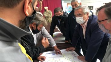 Alberto Fernández en el Comando de Operaciones montado en el Centro Cultural de Lago Puelo junto al intendente de esa localidad y los de El Hoyo, El Maitén, Epuyén y Cholila.