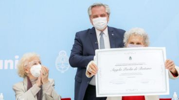 El presidente Alberto Fernández durante la entrega de los premios Juana Azurduy a Madres y Abuelas de Plaza de Mayo.