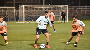 En el arco, Ledesma; con al pelota, el Monito Vargas.