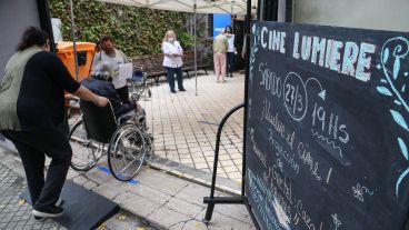 Adultos mayores en el cine Lumiere.