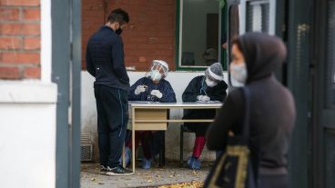 Largas colas en el Carrasco en la mañana de este martes.