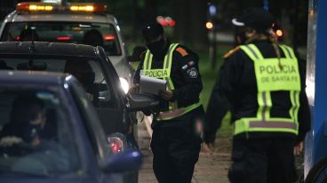 Policías santafesinos en uno de los puntos de control.