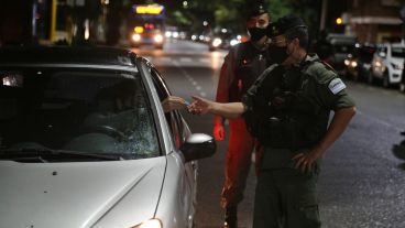 Los agentes policiales fueron los encargados de controlar el cumplimiento de las medidas restrictivas.