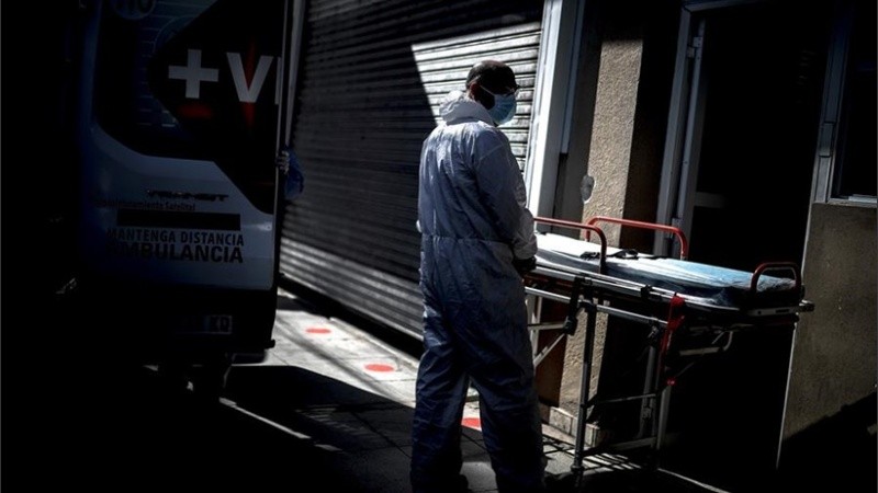 Un paramédico trabaja en una zona de urgencias por covid-19 de una clínica de Buenos Aires. 