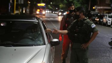 Un control de gendarmes en Oroño y Salta.