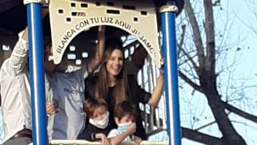 Pampita inauguró una plaza de juegos en homenaje a su hijita Blanca.