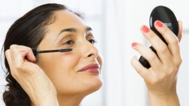 Es importante hidratar la piel previamente y controlar la cantidad de maquillaje