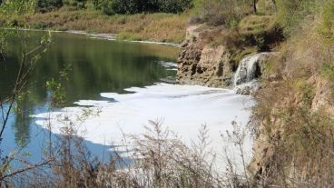 Así llega el agua con contaminantes al Saladillo.