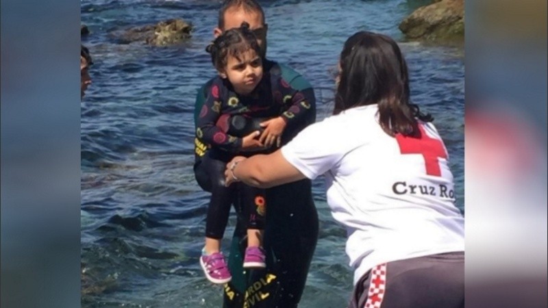 Guardias civiles del GEAS y la ARS salvan la vida de decenas de menores que llegaban a Ceuta por mar junto a sus familias.