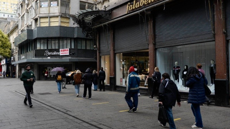 Las colas sobre la peatonal Córdoba se hicieron habituales en las últimas semanas.