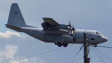 El Hércules sobre el cielo de Rosario, volando muy bajito