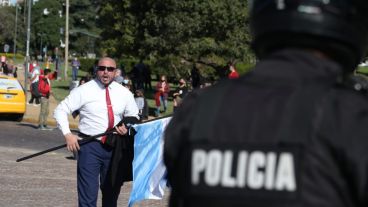 Un manifestante que fue detenido en medio de los incidentes de las 14.30.