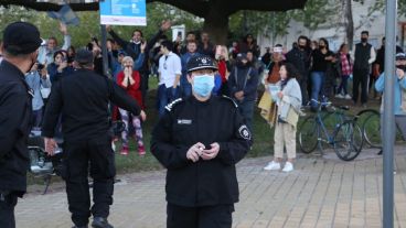 La jefa de Policía provincial, Emilce Chimenti, encabezó el operativo, tras la muerte por covid del jefe local.