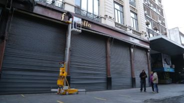 Así retiraban las letras de Falabella este miércoles en la peatonal.