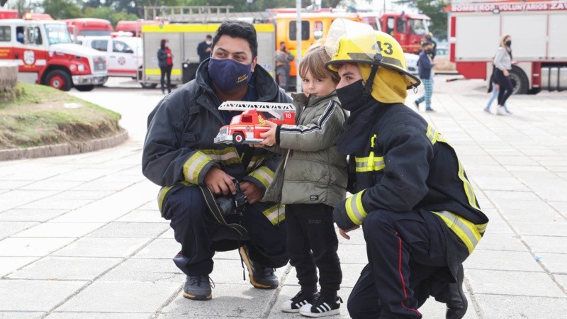 El particular reclamo de los bomberos en el Monumento este viernes