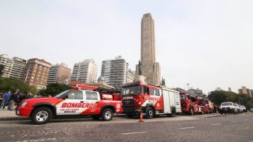 El particular reclamo de los bomberos en el Monumento este viernes