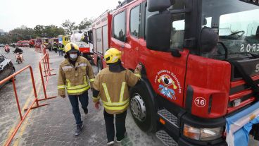 El particular reclamo de los bomberos en el Monumento este viernes