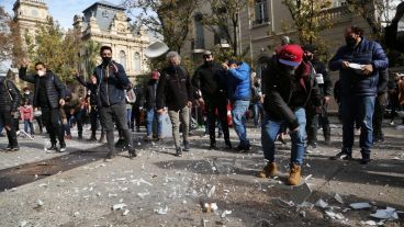 Los gastronómicos rompieron platos en señal de protesta por el cierre y las consecuentes pérdidas para la actividad.